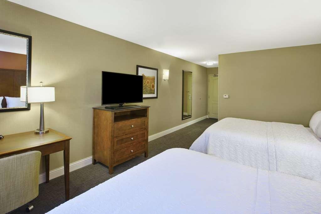 Hampton Inn & Suites Wichita-Northeast Room photo