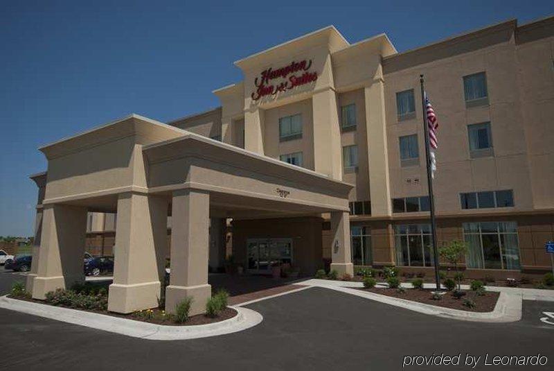 Hampton Inn & Suites Wichita-Northeast Exterior photo